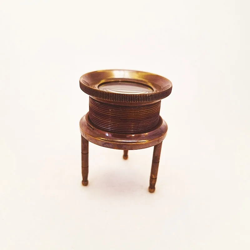 Bronze magnifying glass with antique design