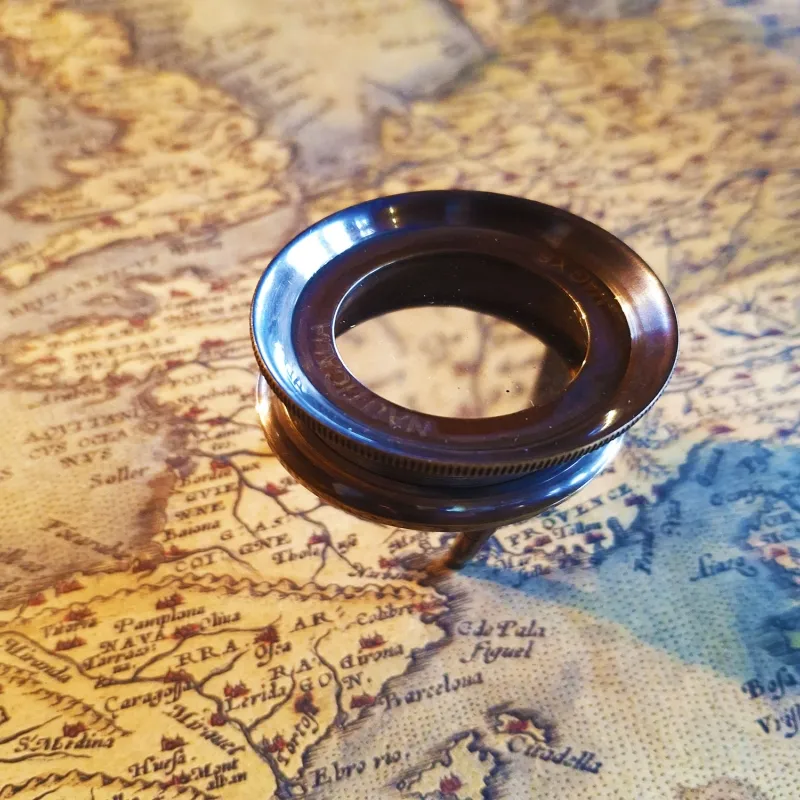 Bronze magnifying glass with antique design