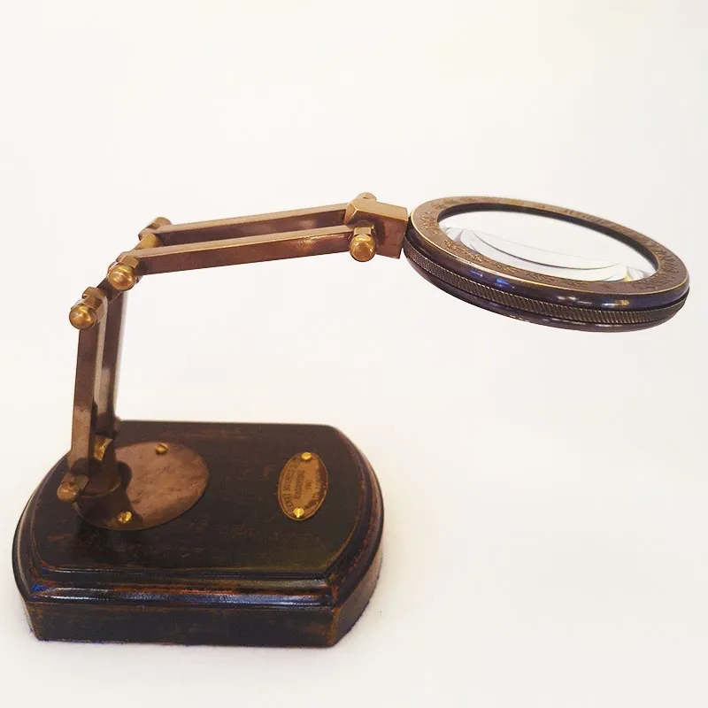 Desktop magnifier with retro design