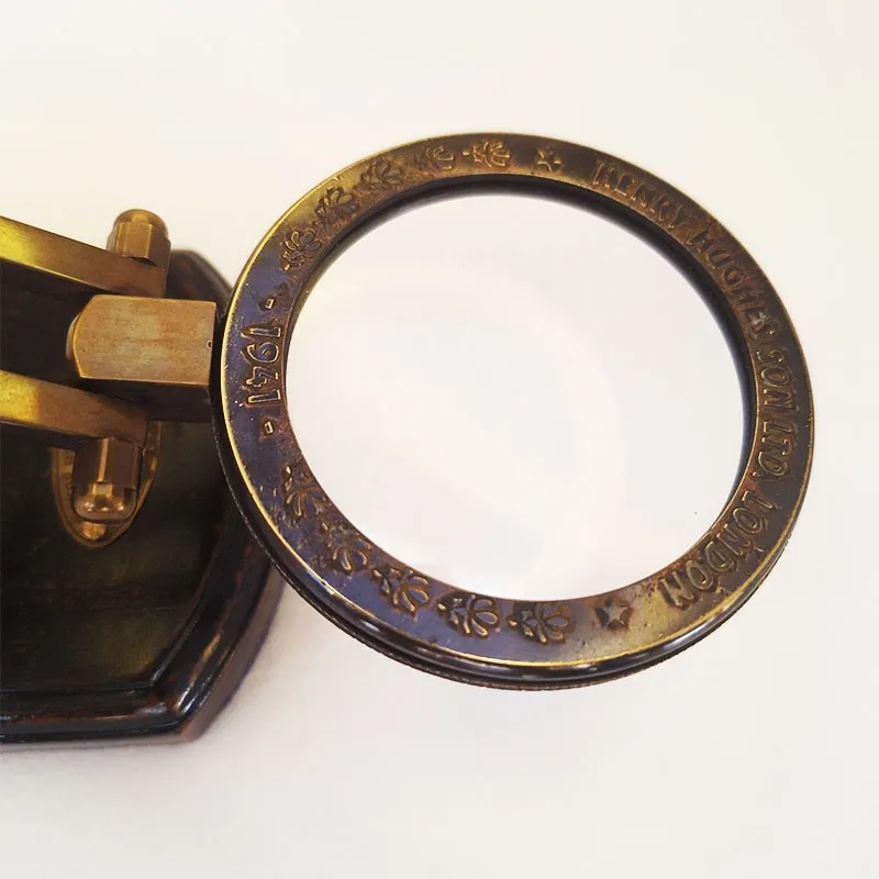 Desktop magnifier with retro design