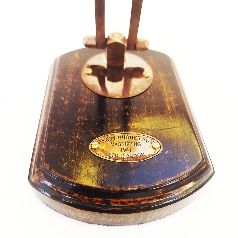 Desktop magnifier with retro design