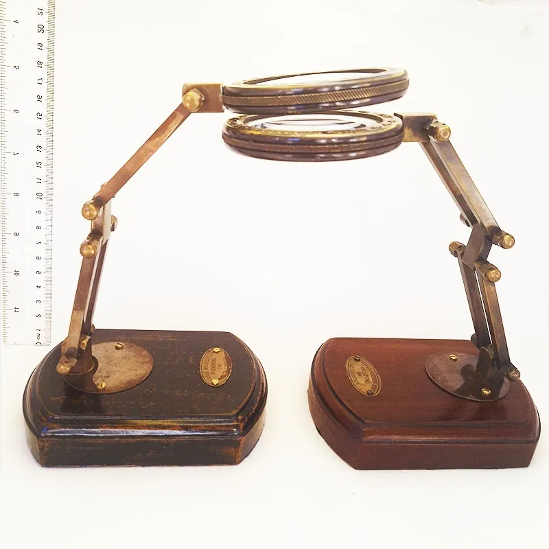 Desktop magnifier with retro design